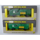 OO GAUGE MODEL RAILWAYS: A pair of rarer WRENN horse boxes to include: 1 x W4315 and 1 x W4315X - VG