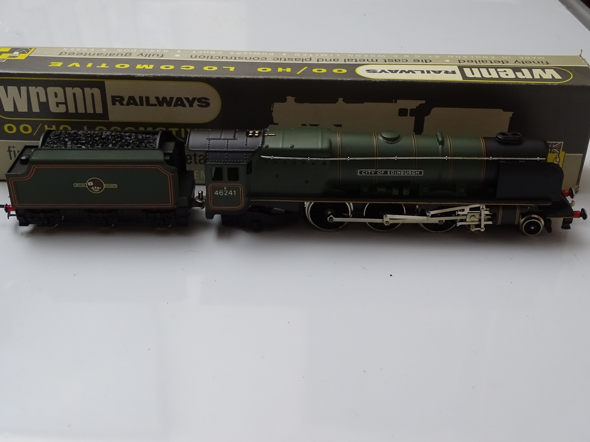 OO GAUGE MODEL RAILWAYS: A W2228/A Duchess Class steam locomotive in BR green livery 'City of - Bild 2 aus 3