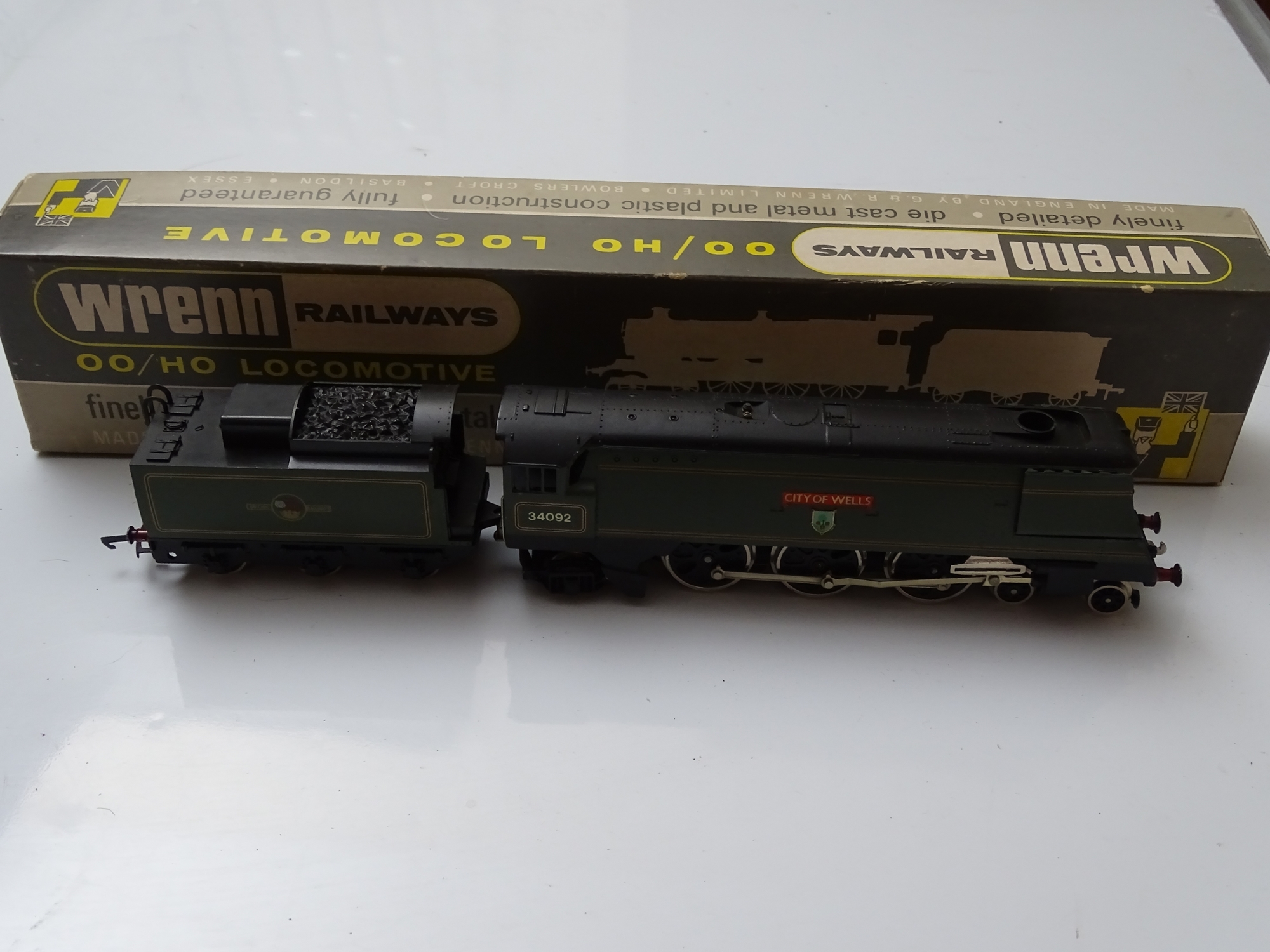 OO GAUGE MODEL RAILWAYS: A WRENN W2266AX streamlined Bulleid Pacific steam locomotive in BR green - Bild 2 aus 4