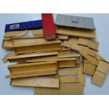 OO GAUGE MODEL RAILWAYS: A large quantity of HORNBY DUBLO platform pieces - mostly plastic