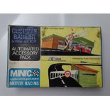 VINTAGE TOYS: A TRI-ANG MINIC M1817 customs barrier and frontier post for the MINIC motor racing