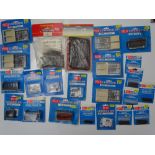 OO GAUGE MODEL RAILWAYS: A tray containing a quantity of PECO and HORNBY accessories and kits -