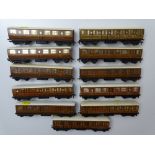 OO GAUGE MODEL RAILWAYS: A quantity of unboxed HORNBY DUBLO tinplate LNER Gresley coaches - F/VG (