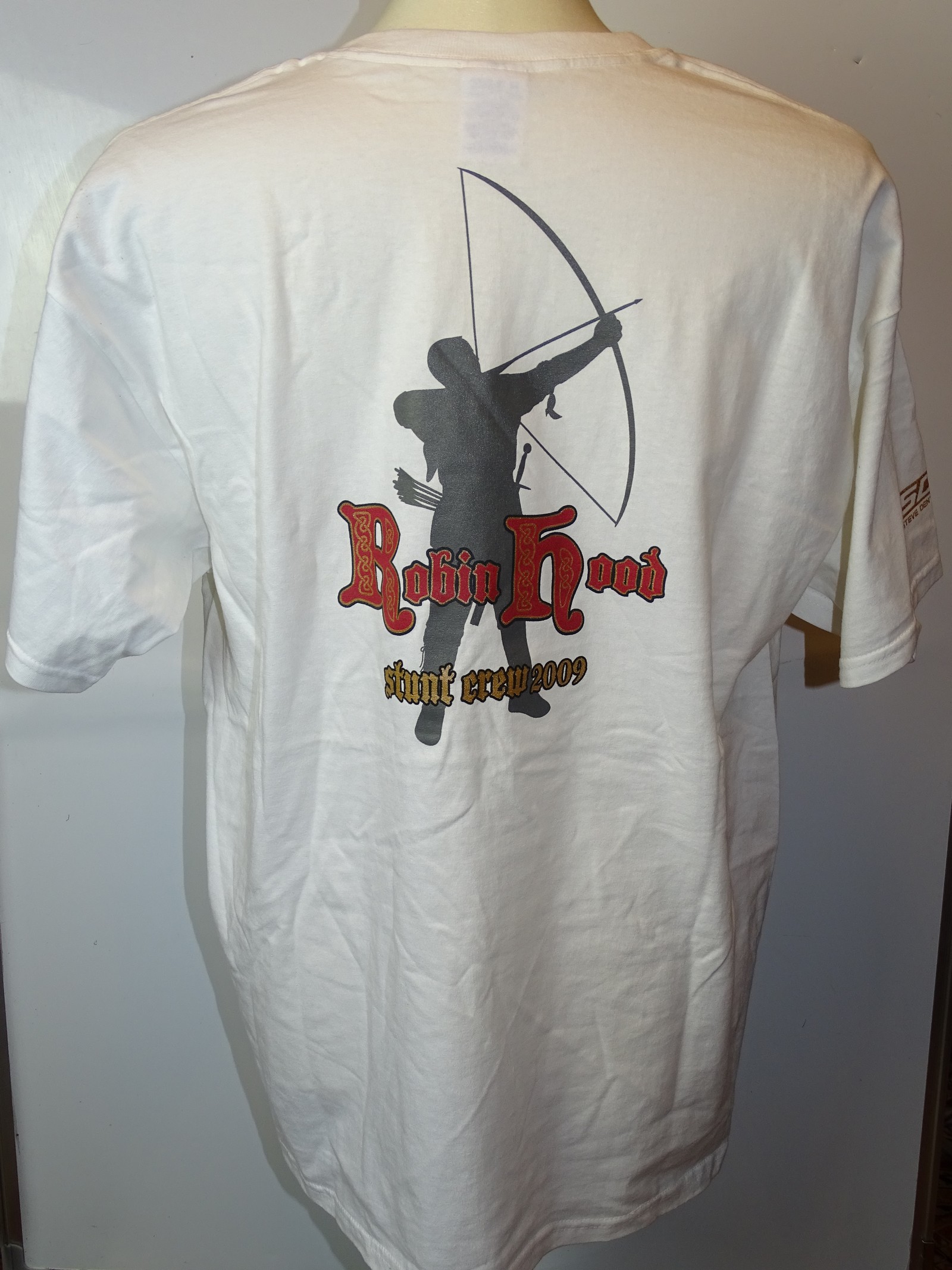 ROBIN HOOD 2009: - Film / Production Crew Issued Clothing: - A pair of XL, stunt crew T-Shirts - one - Image 4 of 4