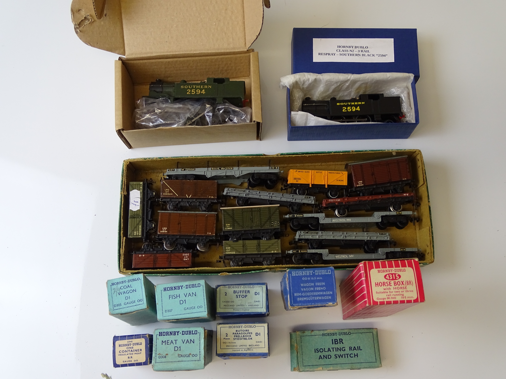 OO GAUGE MODEL RAILWAYS: A group of HORNBY DUBLO items - to include: a Class N2 tank re-sprayed in