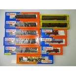 HO GAUGE MODEL RAILWAYS: A quantity of Italian Outline rolling stock by ROCO and FLEISCHMANN - G/