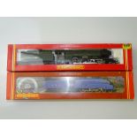 OO GAUGE MODEL RAILWAYS: A pair of HORNBY steam locomotives comprising an R078 Class A3 'Flying