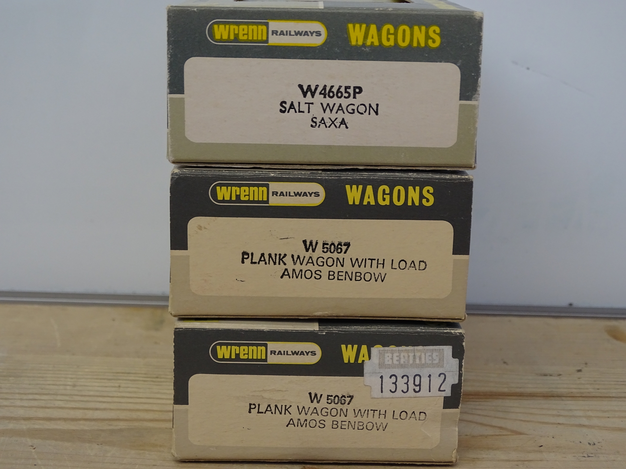 OO GAUGE MODEL RAILWAYS: A group of rarer WRENN prototype wagons to include: 2 x W5067 Amos Benbow - Image 2 of 2