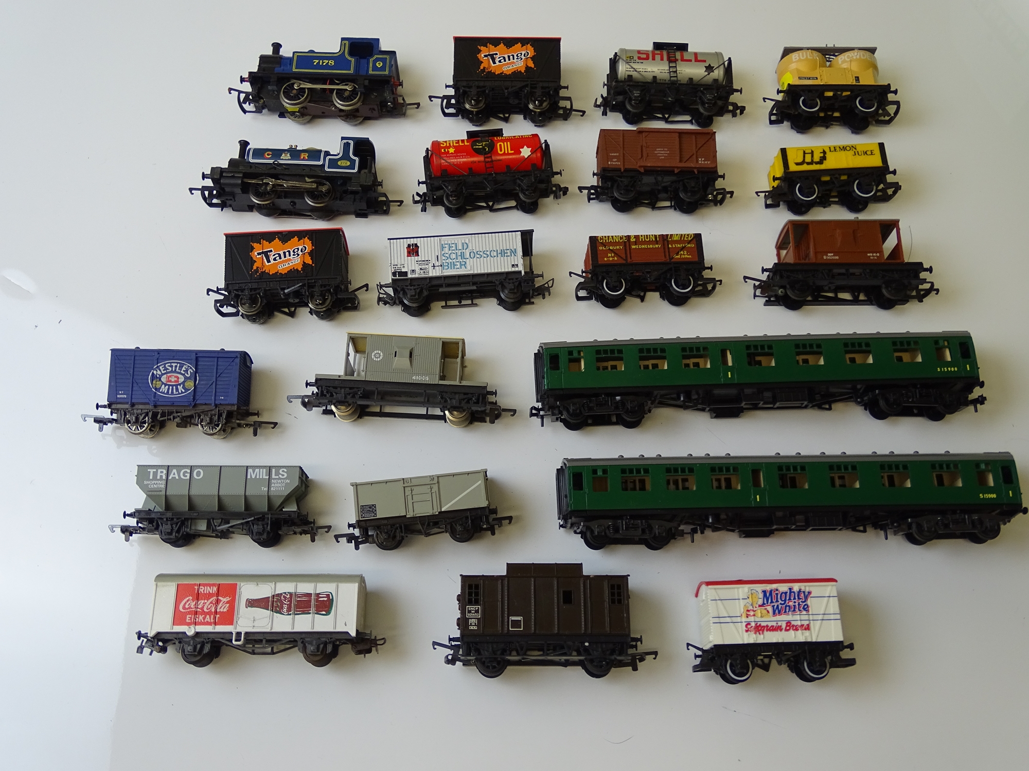 OO GAUGE MODEL RAILWAYS: A mixed lot of locos and rolling stock by HORNBY and others - G/VG (