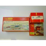 OO GAUGE MODEL RAILWAYS: A group of TRI-ANG station accessories to include an R5 City station set
