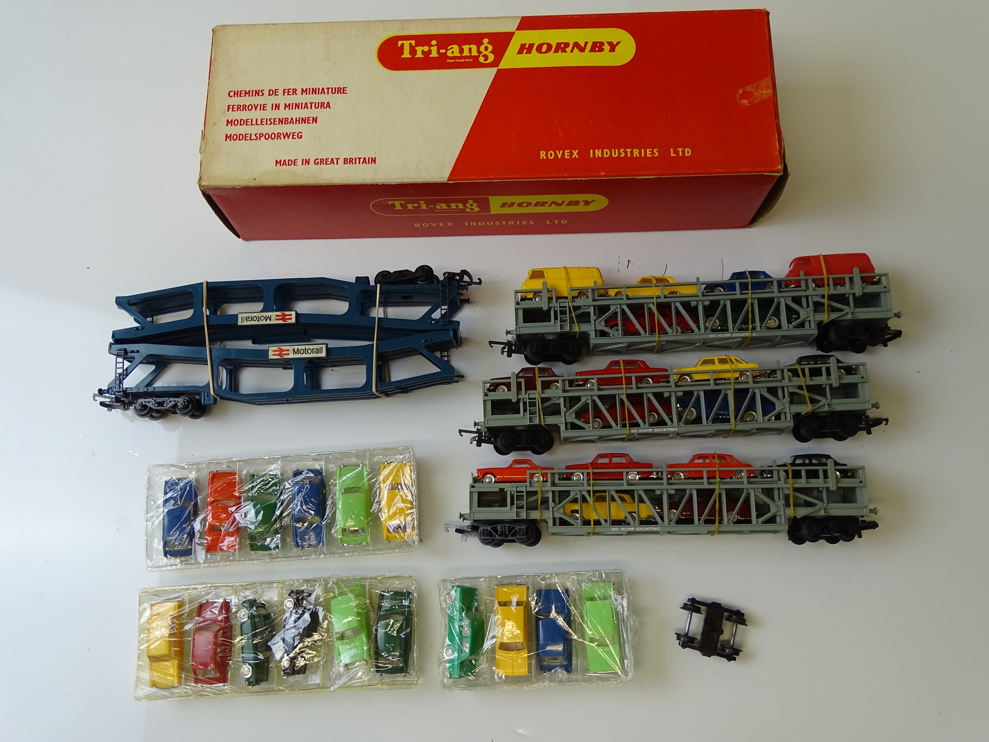 OO GAUGE MODEL RAILWAYS: A TRI-ANG HORNBY R666 Cartic Motorail transporter wagon - with 16 TRI-ANG