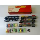 OO GAUGE MODEL RAILWAYS: A TRI-ANG HORNBY R666 Cartic Motorail transporter wagon - with 16 TRI-ANG