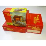 OO GAUGE MODEL RAILWAYS: A group of TRI-ANG station accessories to include an R80 complete station