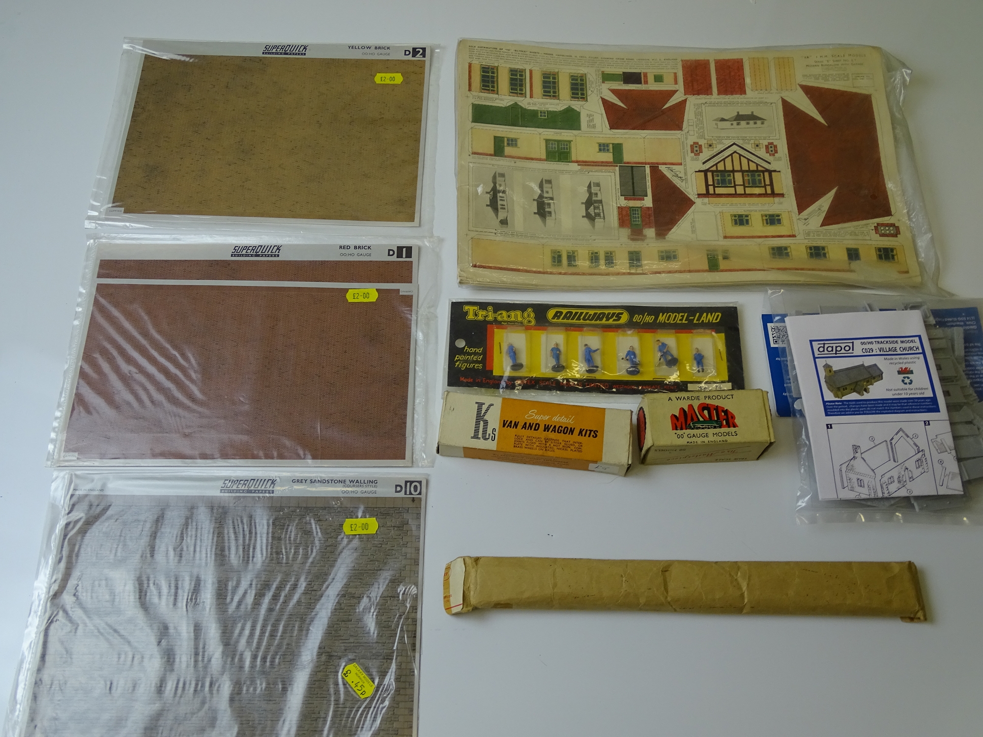 OO GAUGE MODEL RAILWAYS: A small quantity of model railway accessories and unbuilt kits to include a