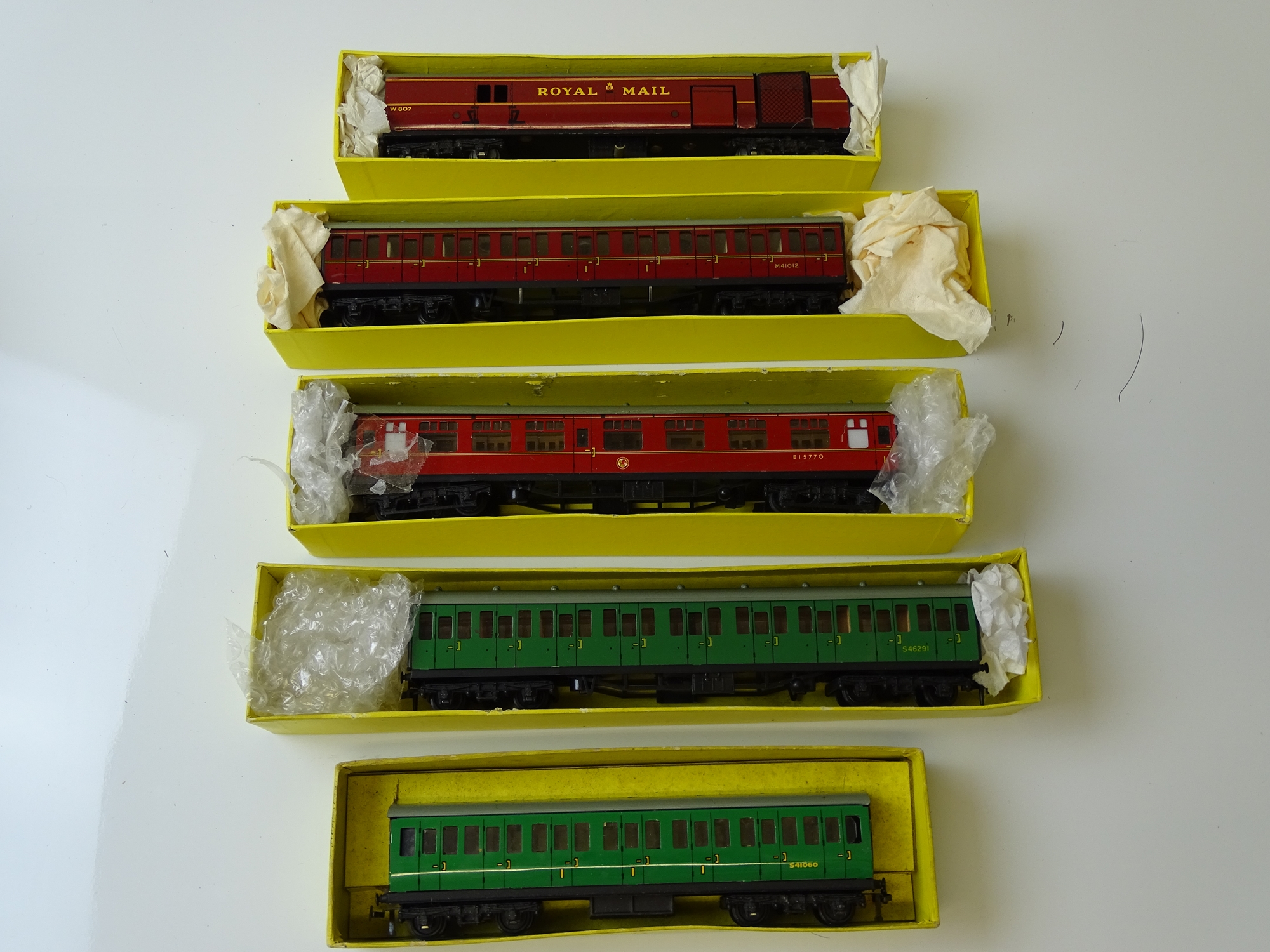 OO GAUGE MODEL RAILWAYS: A group of HORNBY DUBLO coaches as lotted - F/G in F part-set boxes (5)