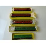 OO GAUGE MODEL RAILWAYS: A group of HORNBY DUBLO coaches as lotted - F/G in F part-set boxes (5)
