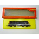 OO GAUGE MODEL RAILWAYS: A TRI-ANG HORNBY R155CP diesel switcher locomotive in Canadian CN