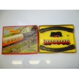 OO GAUGE MODEL RAILWAYS: A TRI-ANG RAILWAYS RS.49 clockwork starter passenger train set - G/VG in