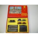 OO GAUGE MODEL RAILWAYS: A TRI-ANG RAILWAYS R3 Goods train set - G (with usual wagon warping) in F/G