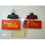 OO GAUGE MODEL RAILWAYS: A pair of TRI-ANG Steeple Cab electric locos comprising R252 in maroon with