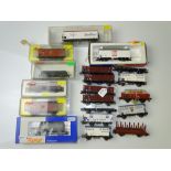 HO GAUGE MODEL RAILWAYS: A quantity of boxed and unboxed European Outline wagons by ROCO,