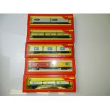 OO GAUGE MODEL RAILWAYS: A group of TRI-ANG HORNBY Freightliner wagons with various styles of