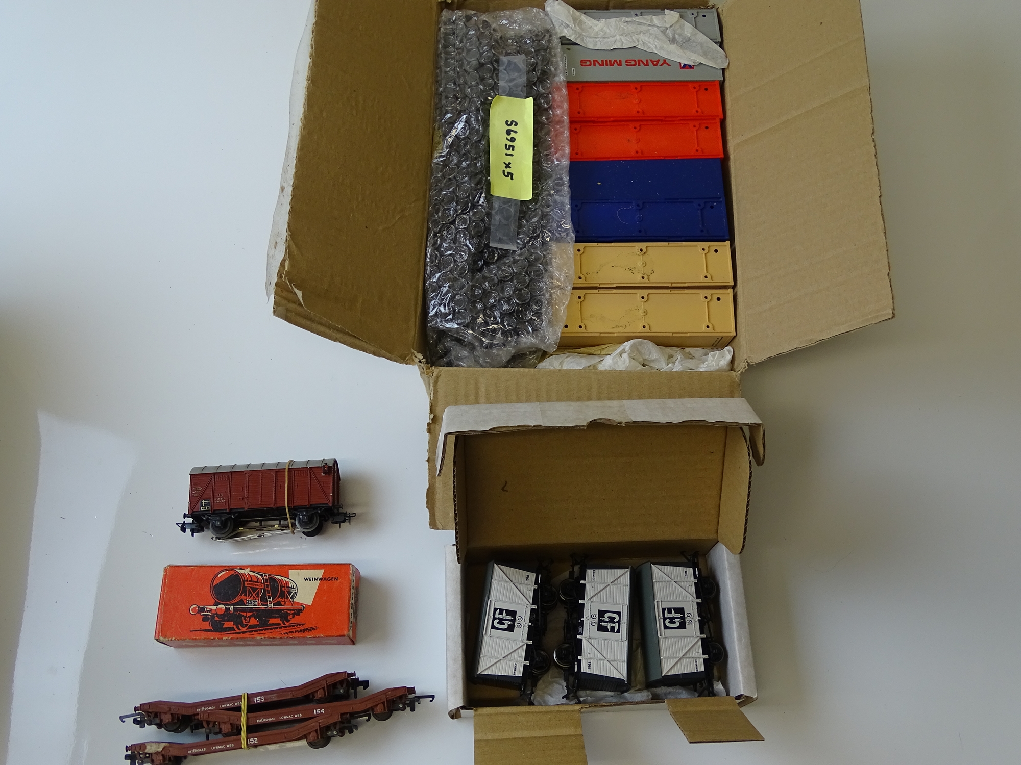 OO GAUGE MODEL RAILWAYS: A mixed lot of OO/HO Gauge wagons by HORNBY, BACHMANN, MARKLIN etc - to