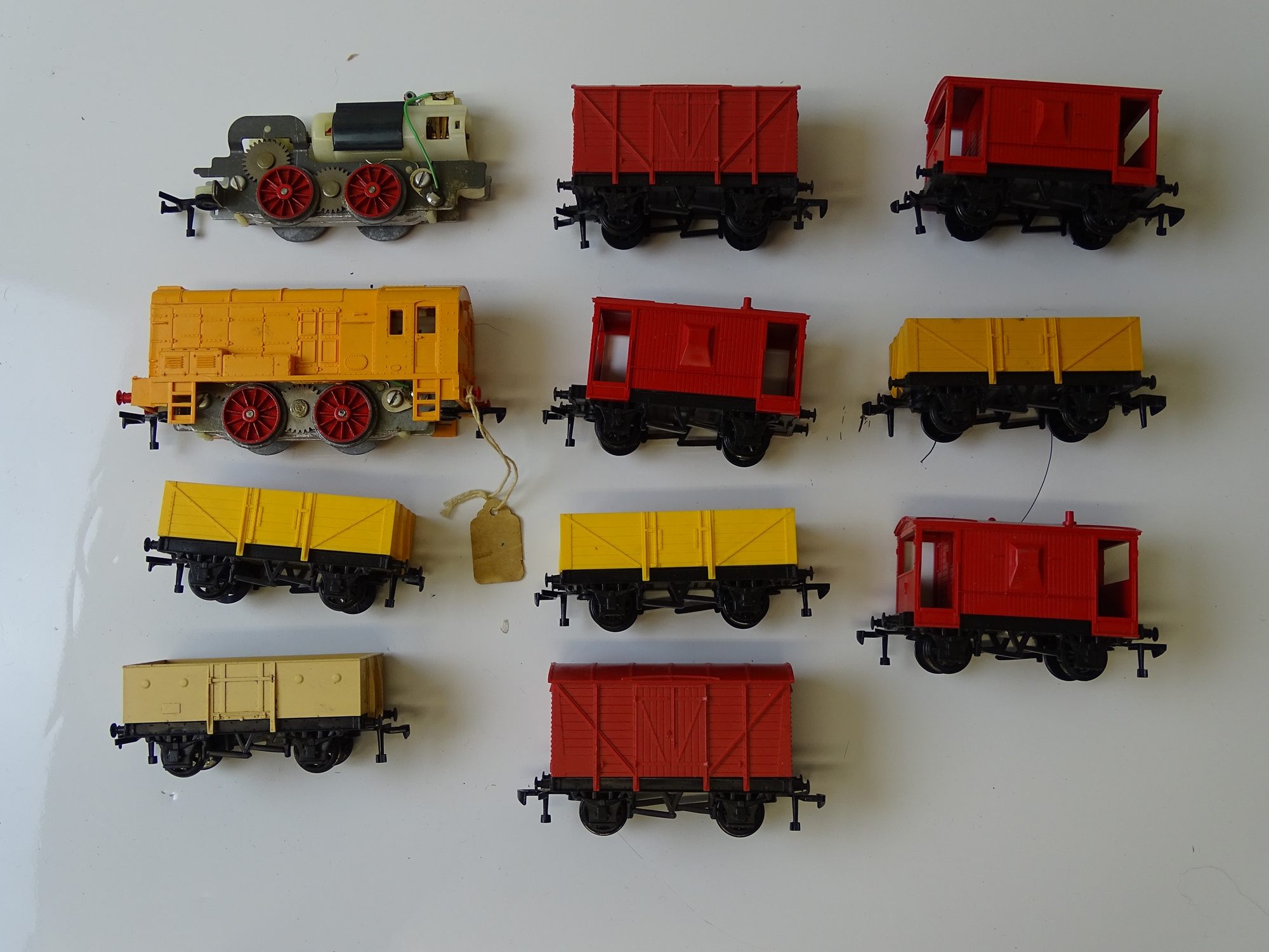 OO GAUGE MODEL RAILWAYS: A rare selection of HORNBY DUBLO starter set locos and wagons from the last