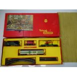 OO GAUGE MODEL RAILWAYS: A TRI-ANG RAILWAYS RS.38 Transcontinental / Battlespace train set - G in