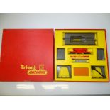 OO GAUGE MODEL RAILWAYS: A TRI-ANG RAILWAYS R.161 Operating Hopper Car Set - G/VG in G/VG box