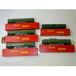 OO GAUGE MODEL RAILWAYS: A group of TRI-ANG (New Zealand) boxed coaches to include four