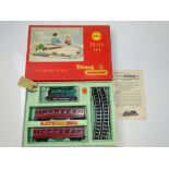 OO GAUGE MODEL RAILWAYS: A TRI-ANG RAILWAYS RP.A Clockwork Starter Passenger Train Set - G/VG in G/