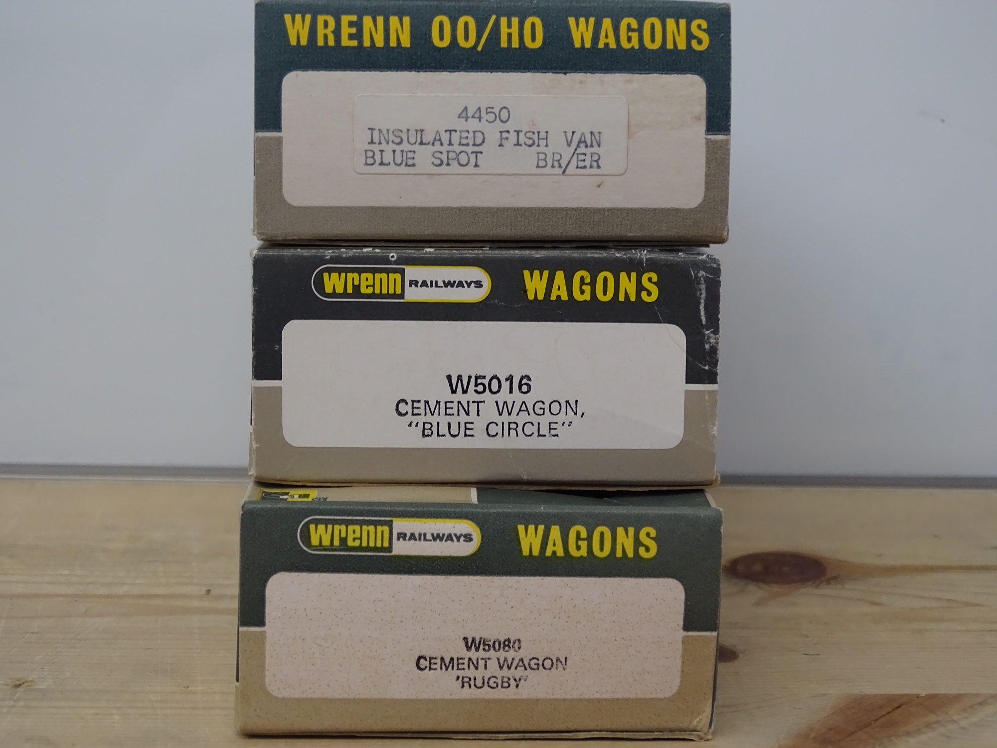 OO GAUGE MODEL RAILWAYS: A group of rarer WRENN wagons to include: W5016 and W5080 cement wagons - Image 2 of 2