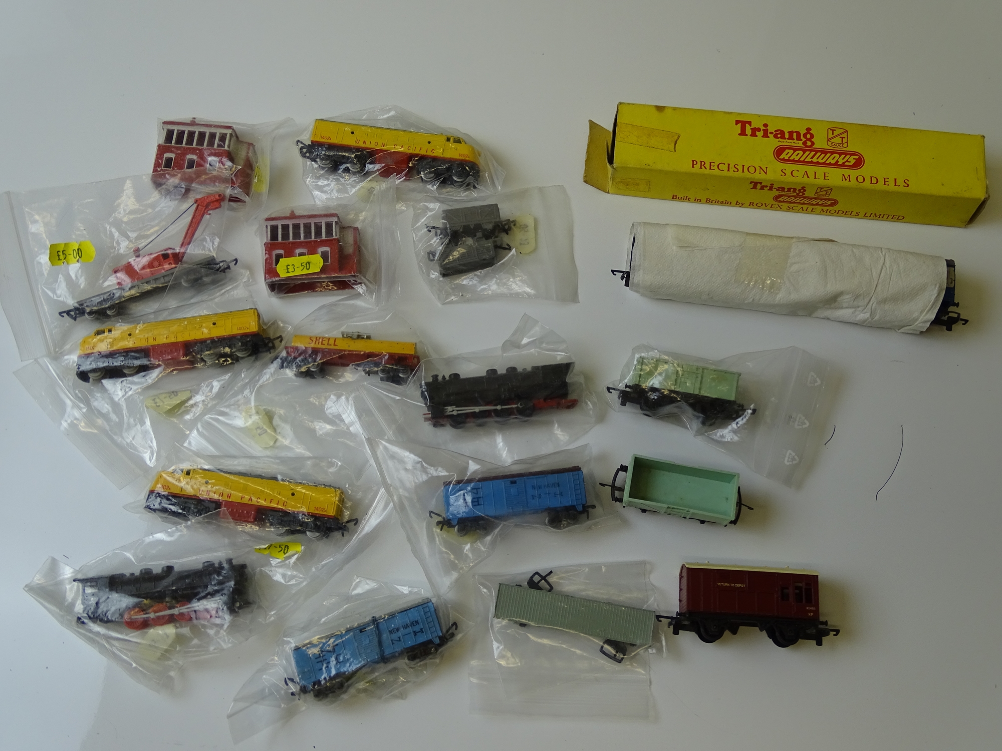 OOO and TT GAUGE MODEL RAILWAYS: A mixed lot of LONESTAR diecast OOO model railways together with