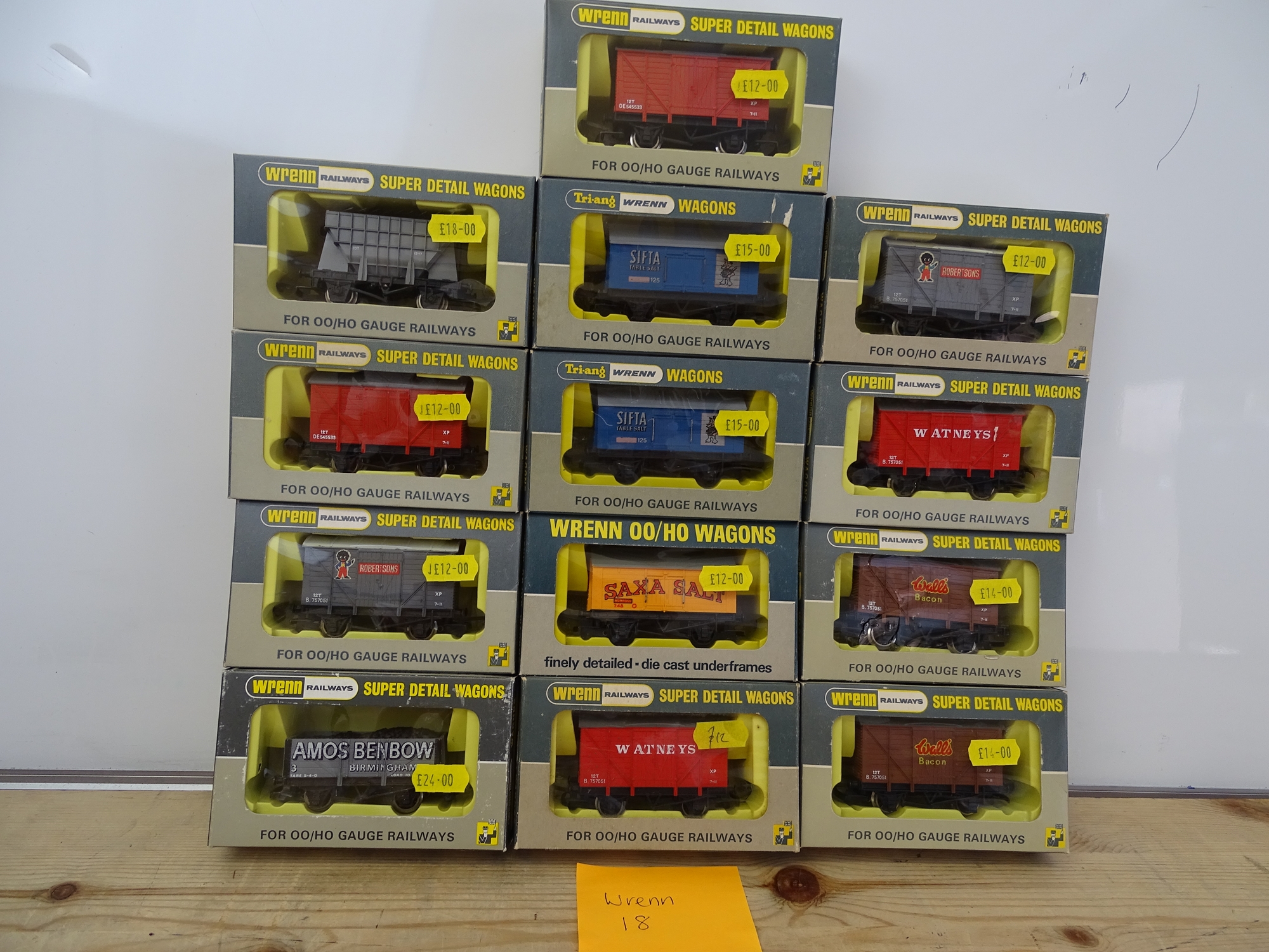 OO GAUGE MODEL RAILWAYS: A group of boxed WRENN wagons as lotted - VG/E in G/VG boxes (13) #18