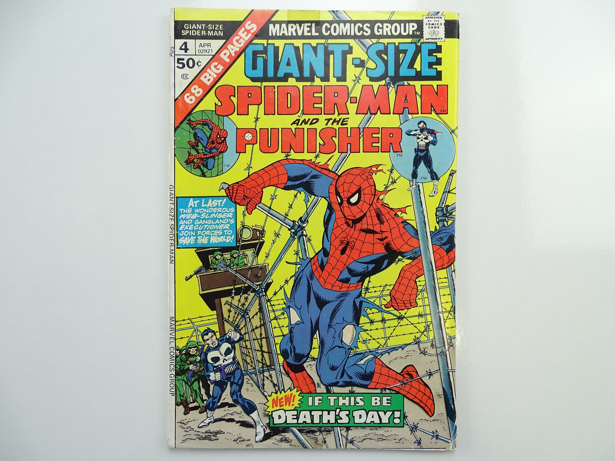GIANT-SIZE SPIDER-MAN & PUNISHER # 4 (1975 - MARVEL - Cents Copy) - Third appearance of the Punisher