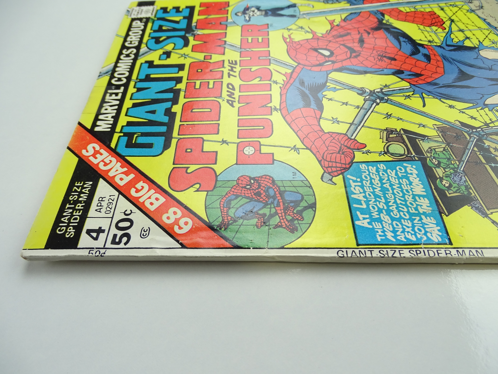 GIANT-SIZE SPIDER-MAN & PUNISHER # 4 (1975 - MARVEL - Cents Copy) - Third appearance of the Punisher - Image 6 of 7