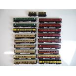 OO SCALE MODEL RAILWAYS: A quantity of unboxed coa