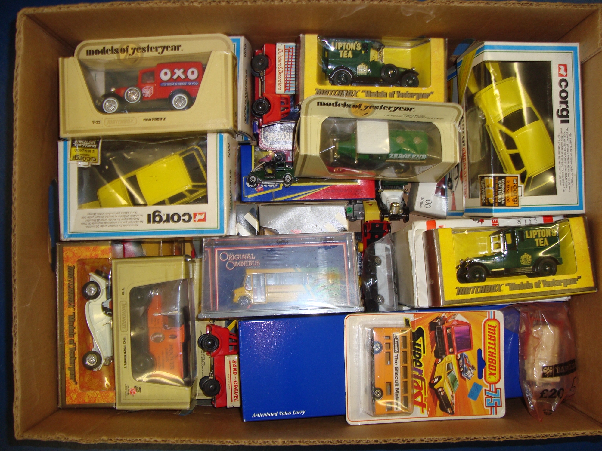 GENERAL DIECAST: A large crate of mixed modern die