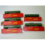 OO SCALE MODEL RAILWAYS: A group of TRI-ANG coache