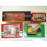 G SCALE MODEL RAILWAYS: A group of wagons together