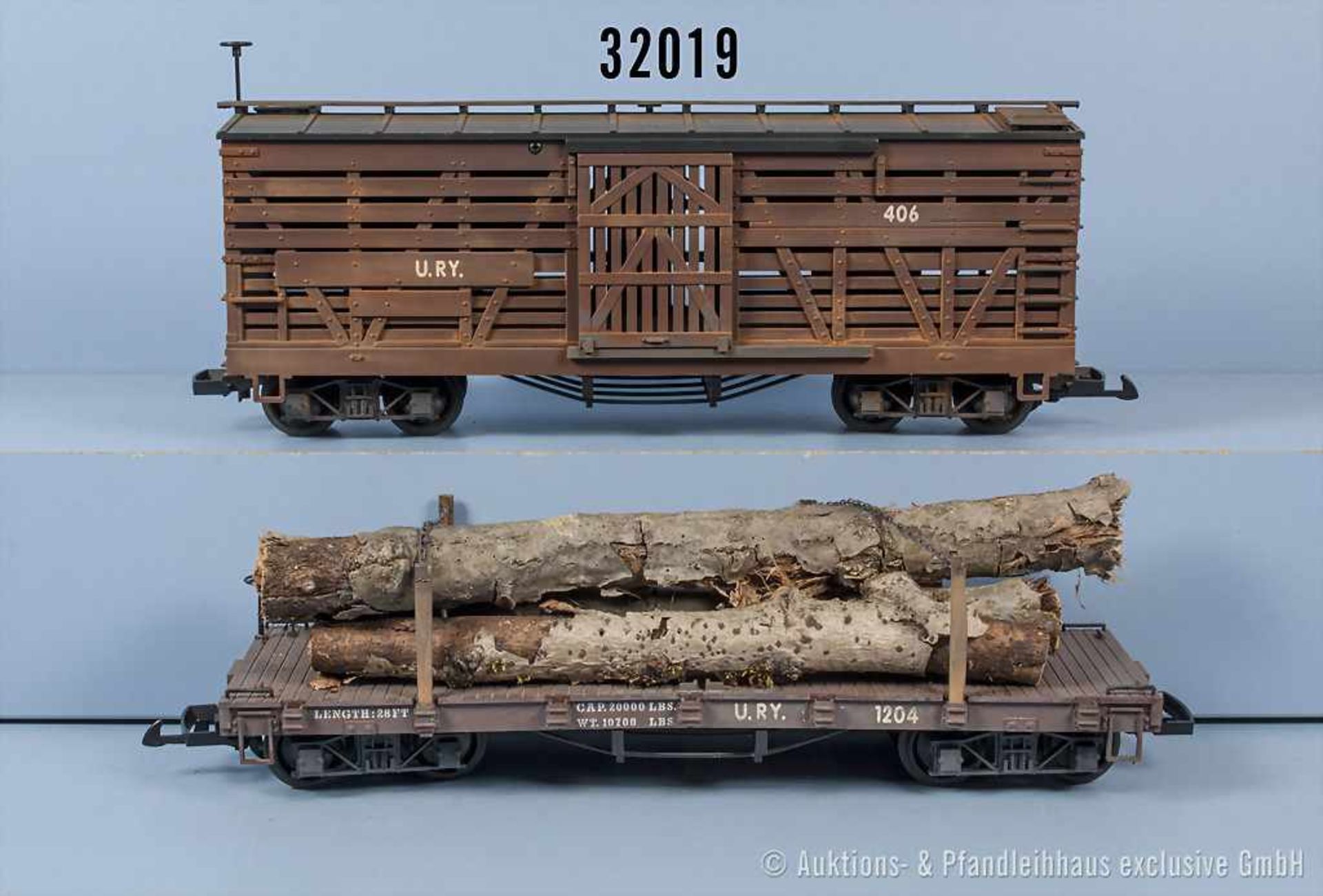 Konv. 2 LGB Spur IIm US-Güterwagen, dabei 1 Viehwagen und 1 Rungenwagen mit Ladung, Zustand 1-2