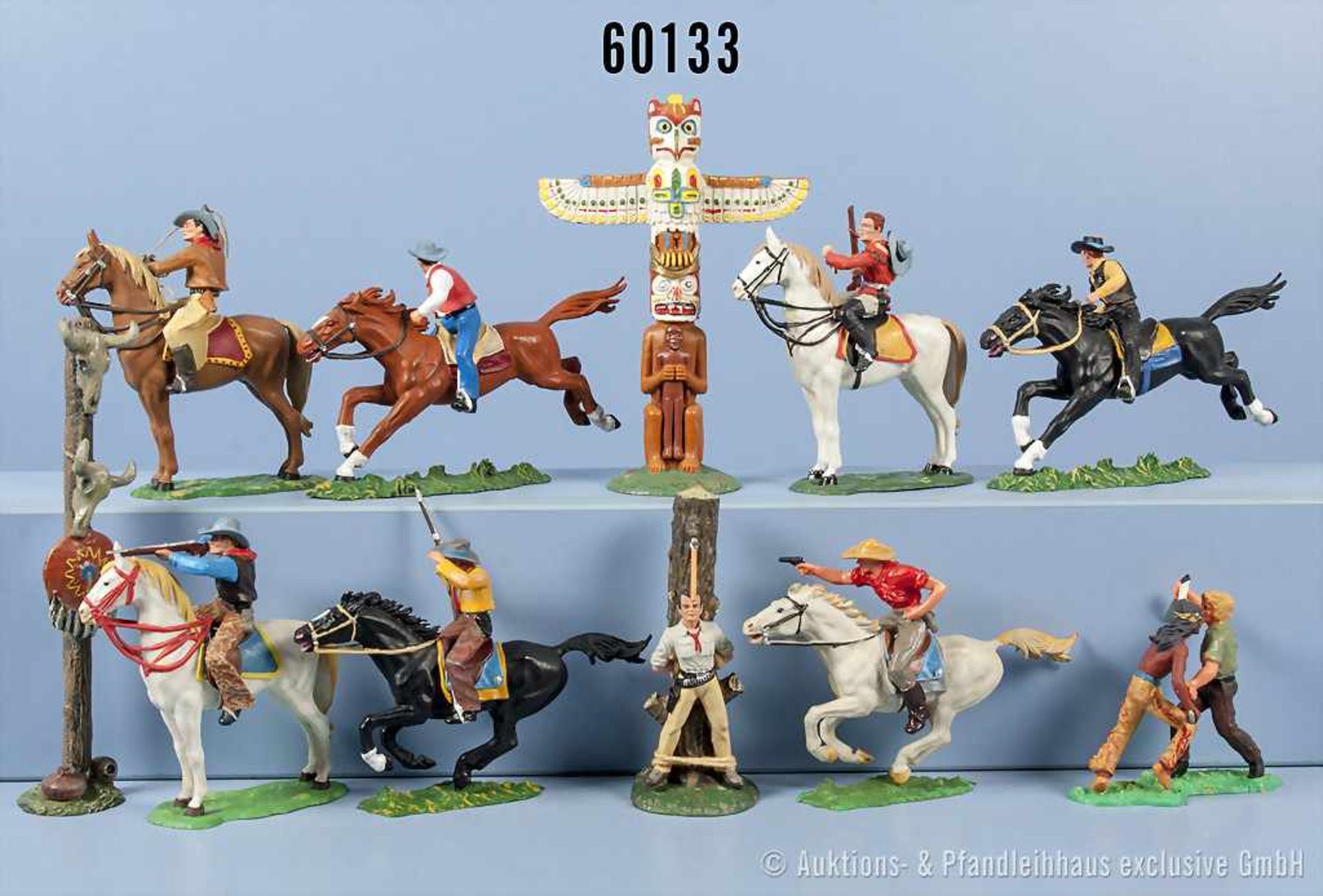 Konv. 9 Trapper, dabei 7 x zu Pferd sowie Büffelschädelpfahl und Siegesmal, Hartplastik, handbemalt,