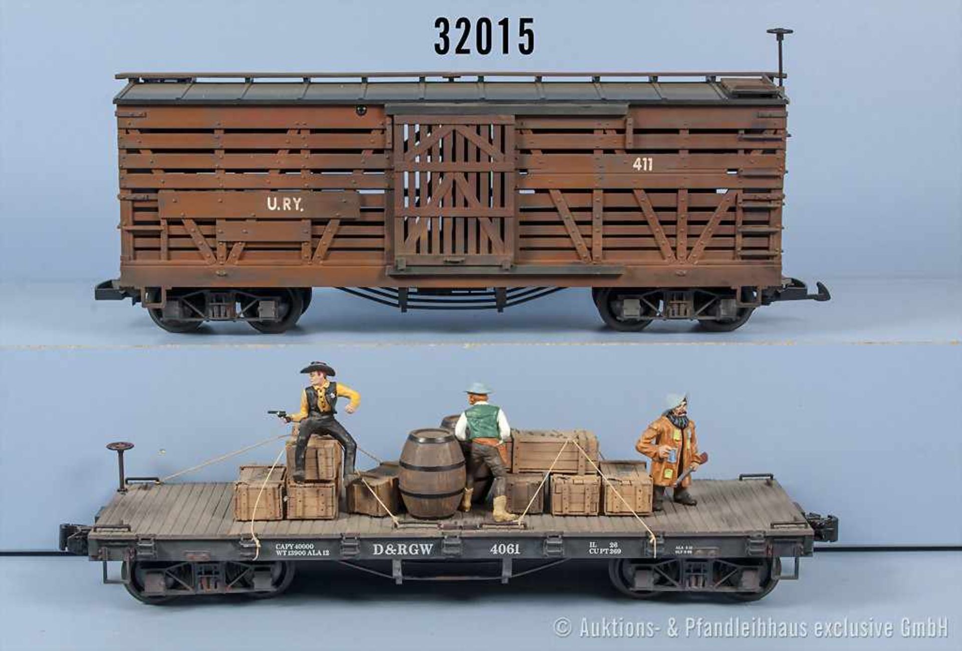 Konv. 2 LGB Spur IIm US-Güterwagen, dabei 1 Viehwagen und 1 Plattformwagen mit Ladung, Zustand 1-