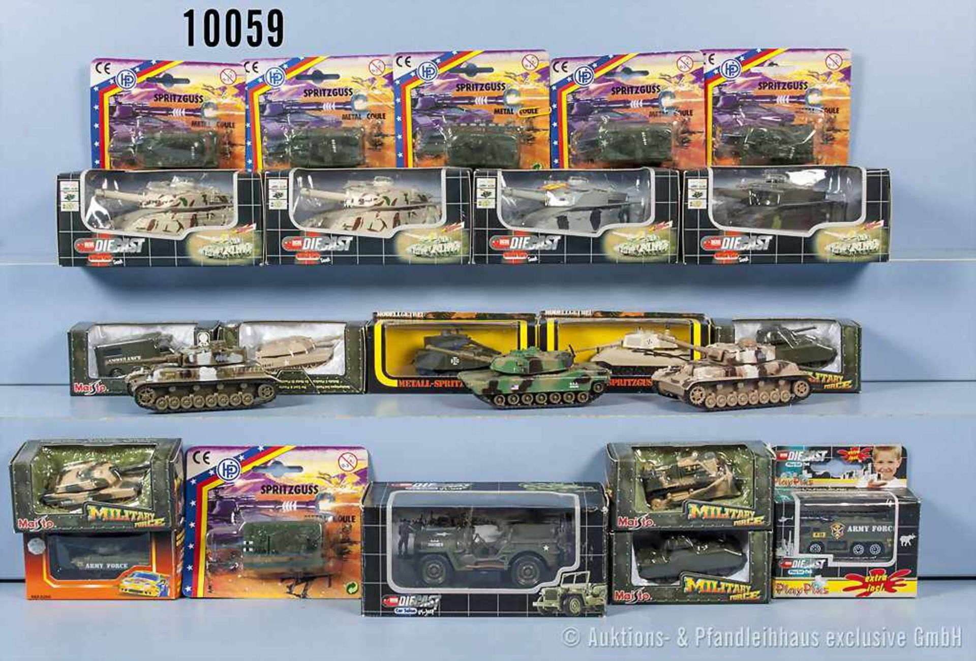 Konv. über 90 Modell-Militärfahrzeuge, dabei Panzer, Jeeps, Lkw usw., lack. Metallguß/