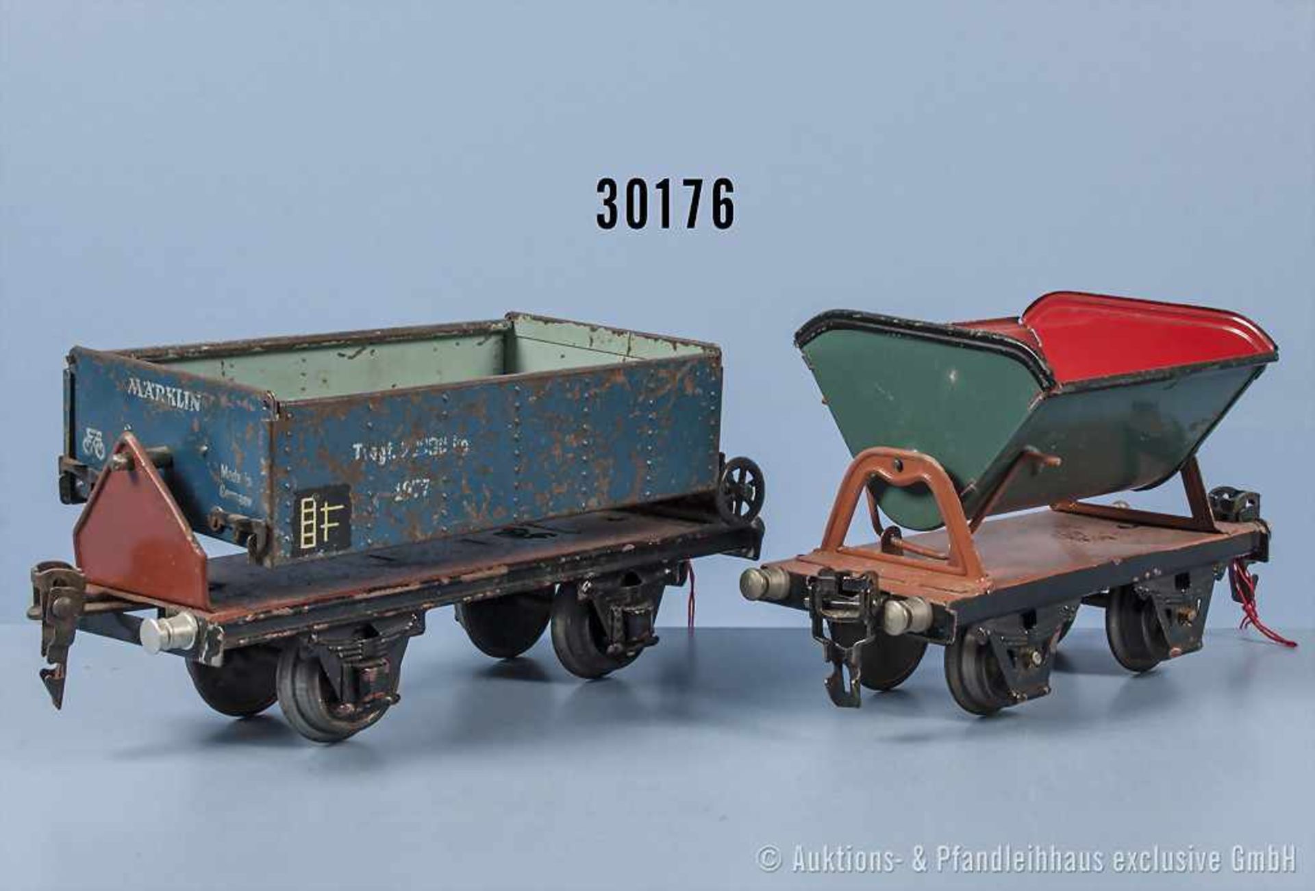 Konv. 2 Märklin Spur 0 Güterwagen, dabei 1972 Kipplore und 1977 Kippwagen, alles lack. Blechausf.,