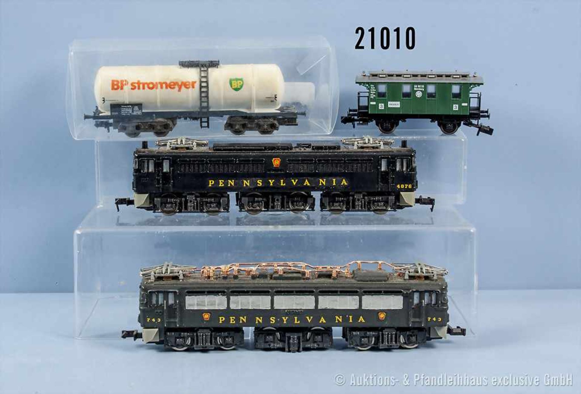 Konv. Spur N, dabei 2 x Kato E-Lok der "Pennsylvania", BN 743 und BN 4876, 1 Personenwagen und 1