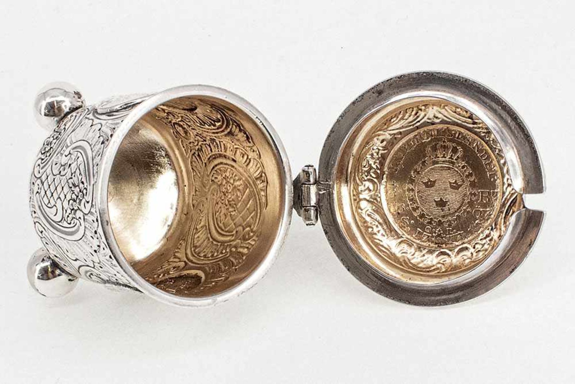 Miniatur Deckelhumpen mit Kugelfüßen (dazu englischer Silberlöffel), dabei 3 Münzen des 18. Jhs. - Bild 6 aus 7