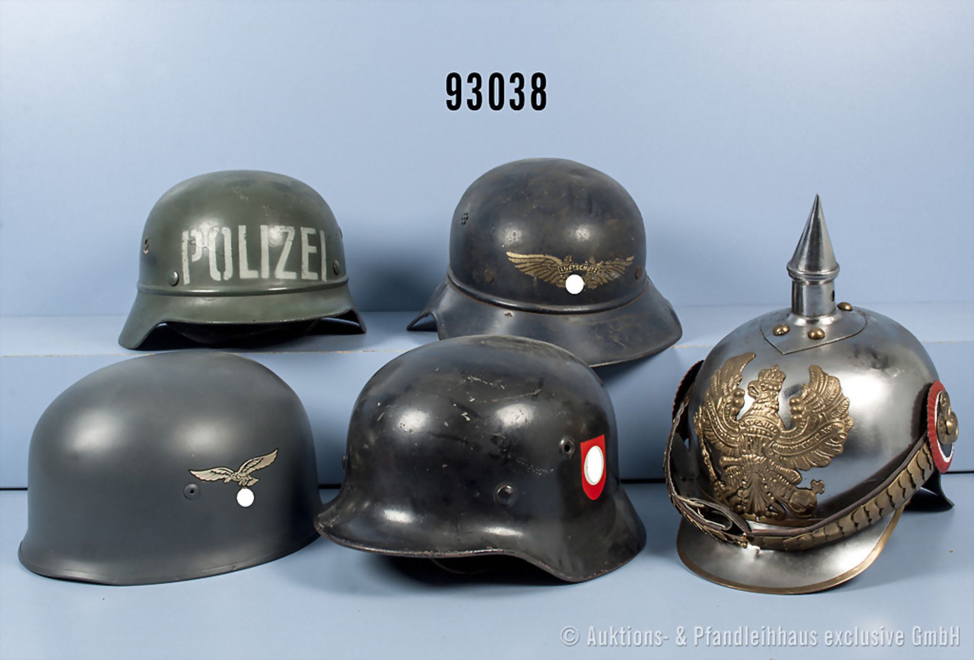 Konv. 5 deutsche Helme, Luftschutzhelm (Gladiatorform), mit original Emblem, älterer graugrün