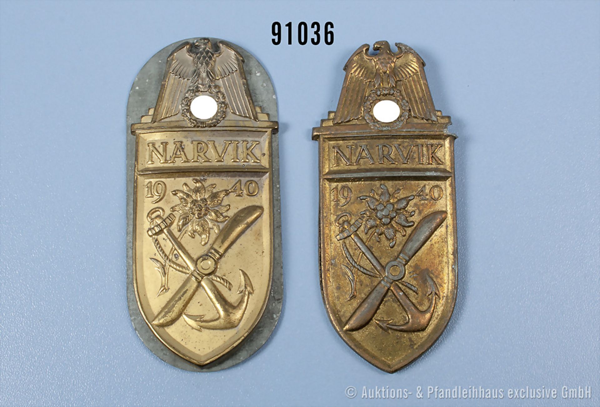 Konv. 2 x Narvikschild der Kriegsmarine, Zinkausf., jeweils 2 Splinte und Stoff fehlen, 1 x mit